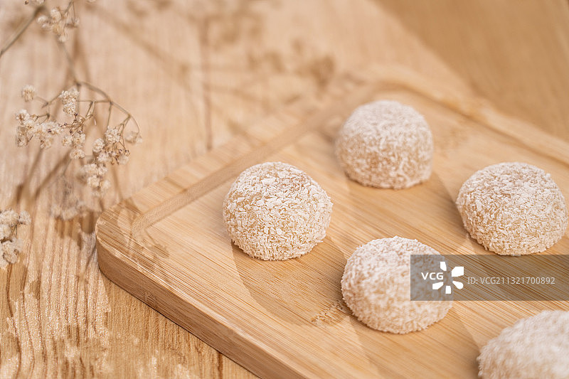 浅色木制桌子上的北京传统文化美食艾窝窝图片素材