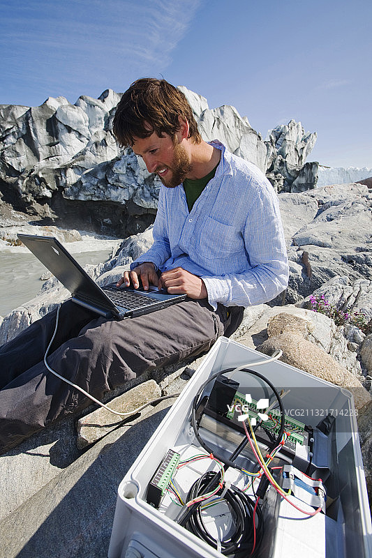 博士科学家伊恩·巴塞洛缪在格陵兰岛康克鲁斯瓦格附近测量罗素冰川的速度，作为研究的一部分进行测量图片素材