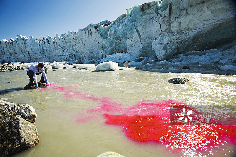 科学家伊恩·巴塞洛缪使用染料追踪技术测量格陵兰岛康克鲁斯瓦格附近罗素冰川的速度图片素材
