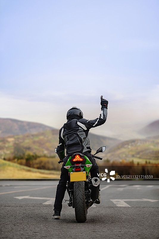 蓄势待发的摩托车手图片素材