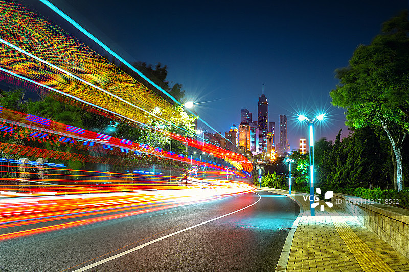 烟台城市夜景车轨星轨图片素材