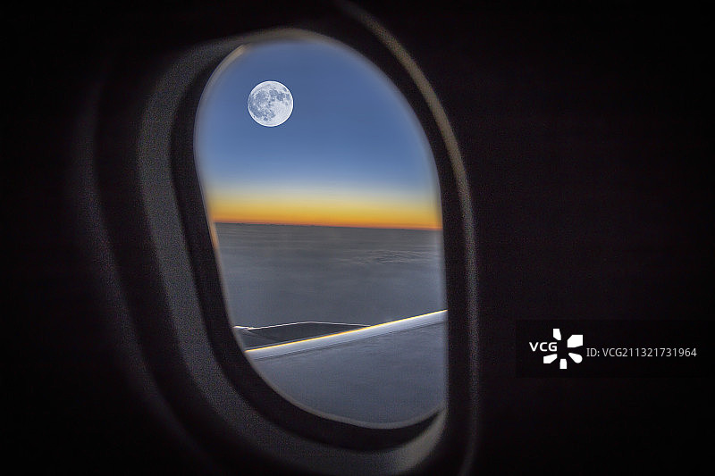 飞机靠窗看中秋月圆图片素材