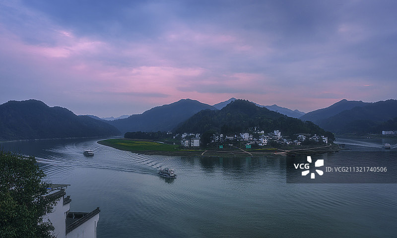 安徽 歙县 深渡镇 凤凰岛风光图片素材