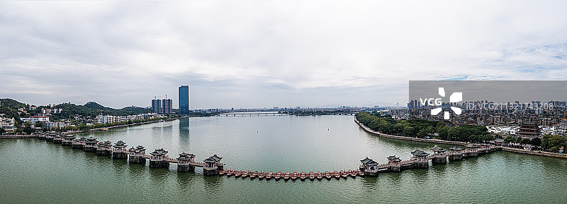 中国广东潮州市广济桥和广济楼图片素材