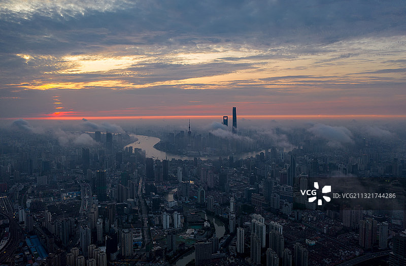 上海陆家嘴日火烧云出平流雾图片素材