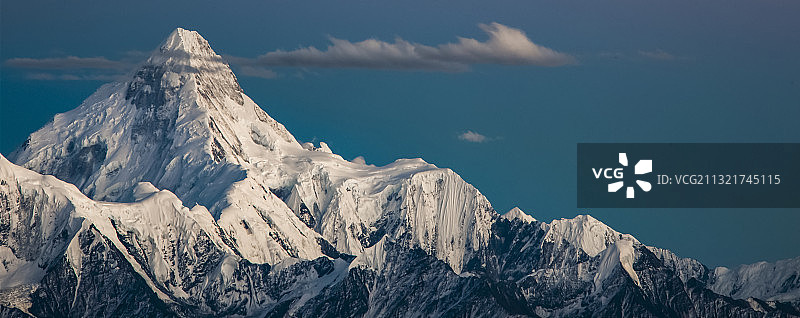 四川川西贡嘎雪山甘孜蓝天白云高原蓝调航拍藏族藏文化神山多云图片素材