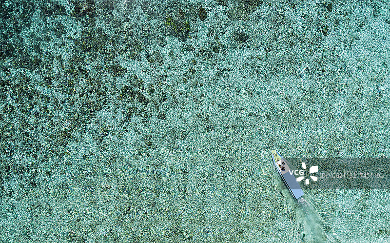 印尼美娜多航拍游船海边碧波荡漾蓝天阳光图片素材