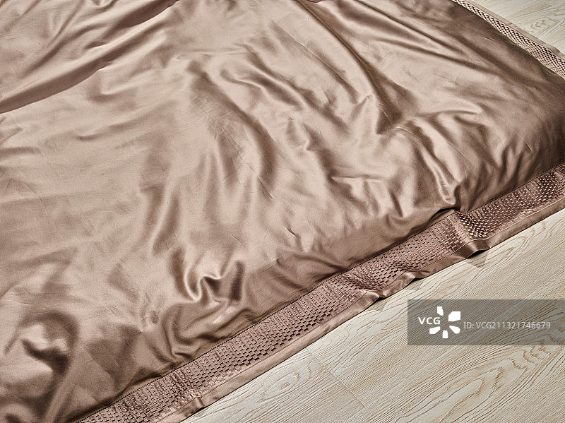 棕色丝绸床品图片素材