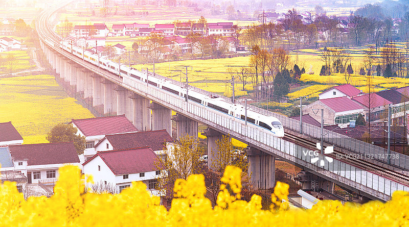 开往春天的列车图片素材
