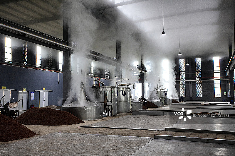 探访重庆白酒酿造工艺 高质量高品质制酒技术图片素材