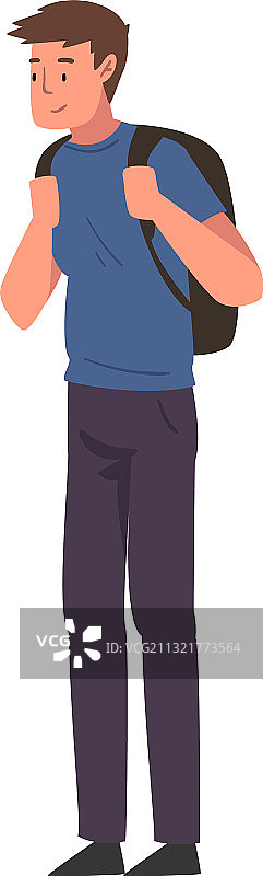 微笑的年轻男人背着背包站立图片素材