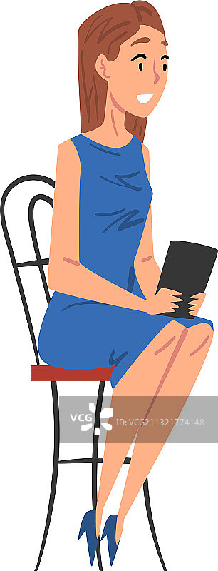 女记者坐在椅子上采访图片素材