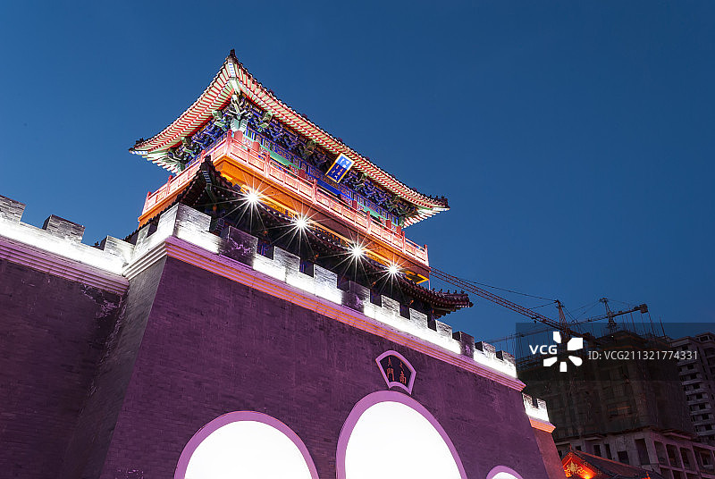 内蒙古呼伦贝尔古城南门夜景图片素材