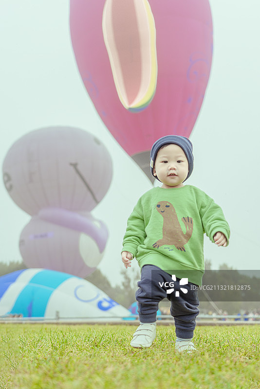 国外热气球节里的魅力男婴图片素材
