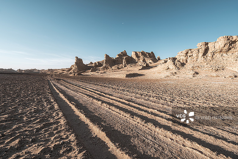 俄博梁雅丹戈壁沙漠地面山路轮胎印图片素材