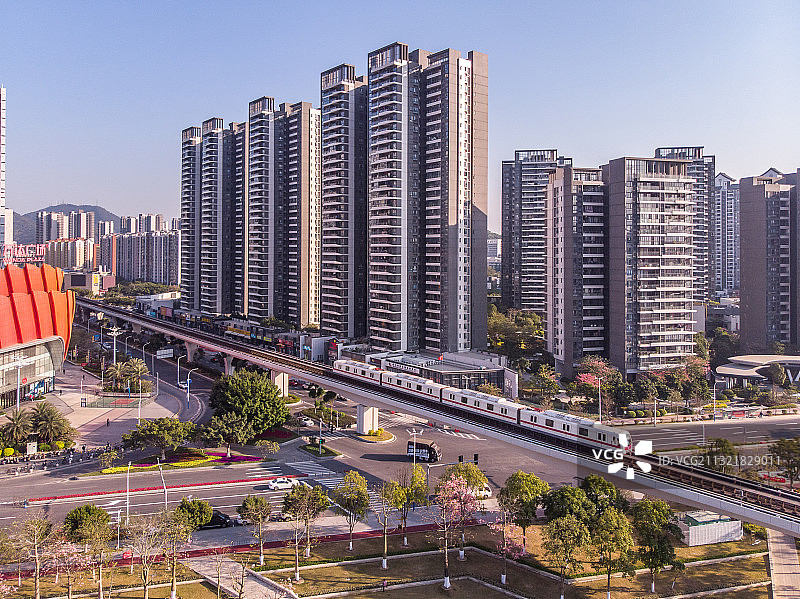 地铁轻轨从城市高楼之间快速穿过图片素材