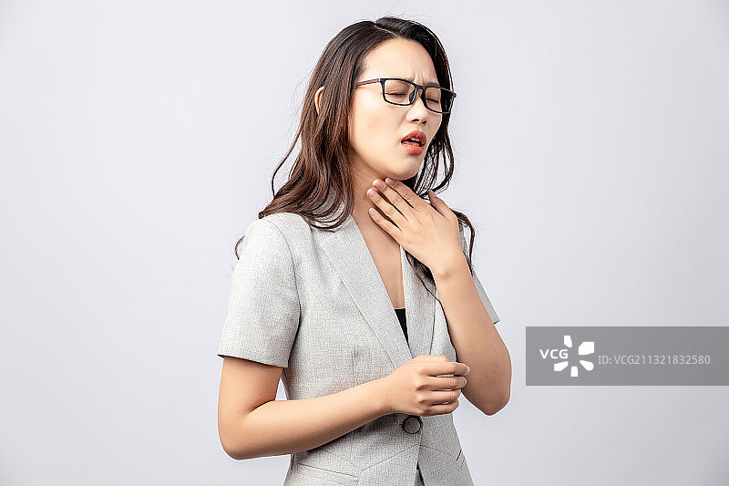 灰色背景里喉咙不舒服的商务美女图片素材