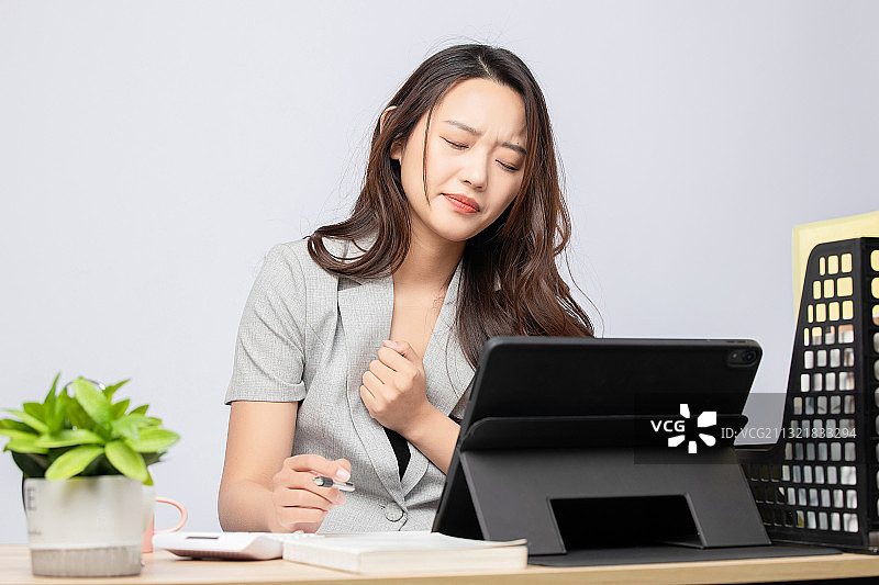 灰色背景里正在办公的商务美女图片素材