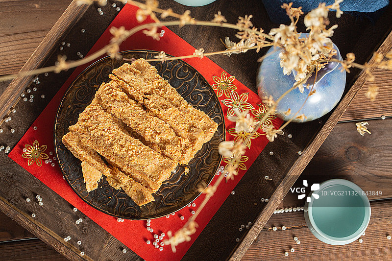 木桌上碟子里的中国唐山常各庄特产花生酥糖图片素材