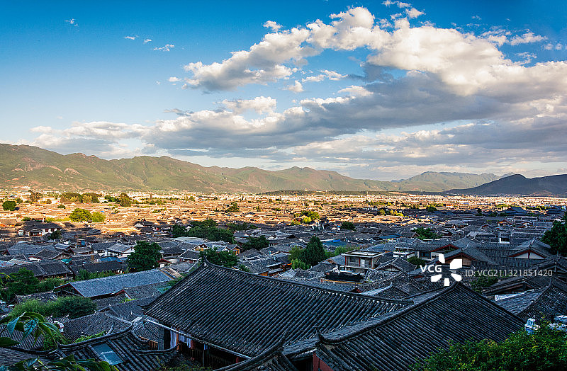 在狮子山上俯瞰丽江古城图片素材