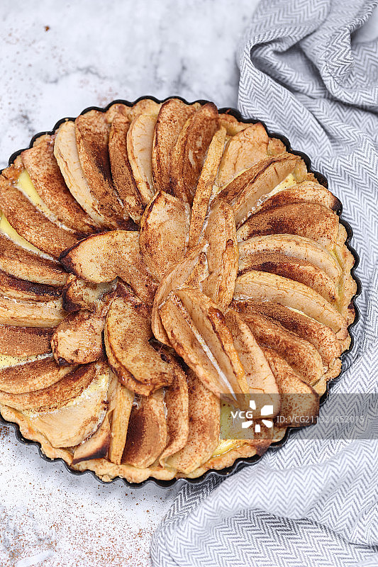 一个放在白色背景上的苹果派图片素材