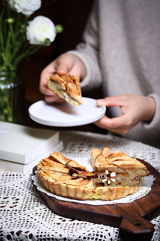 用手拿着苹果派图片素材