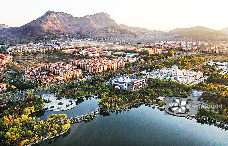 山东枣庄山亭区紫云湖公园晨曦图片素材