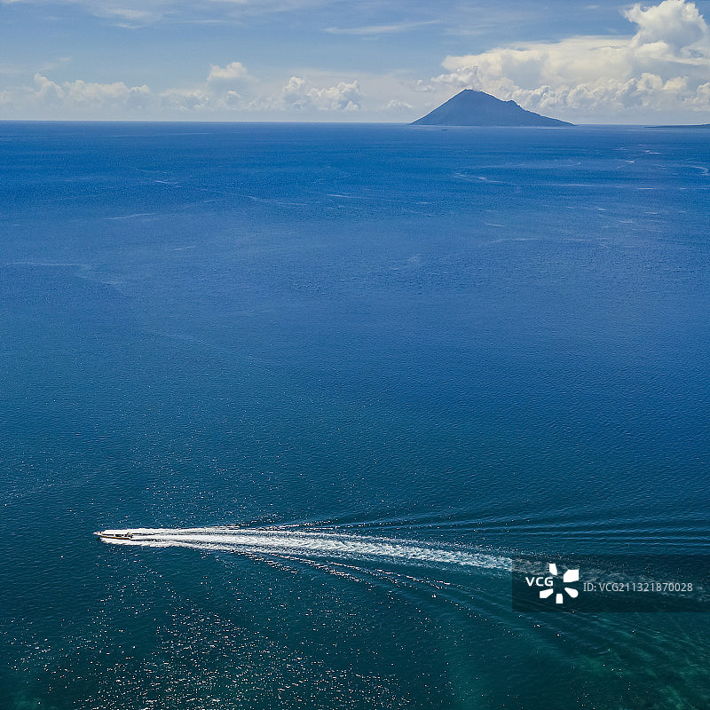 印尼美娜多海边游船旅游蓝天白云图片素材