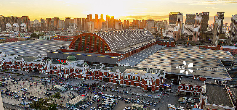 夕阳下的沈阳站东广场站房图片素材