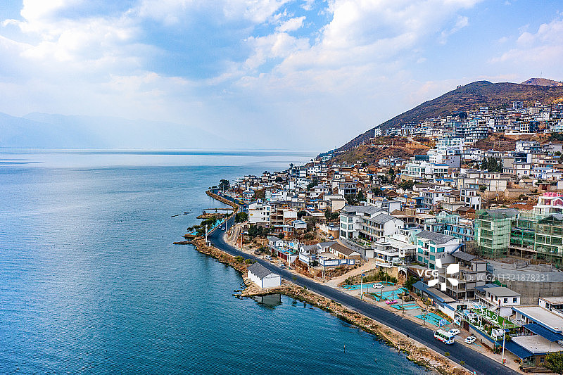 航拍云南大理洱海东岸的公路图片素材