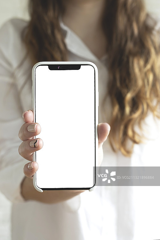 女子手持手机的腰部特写图片素材