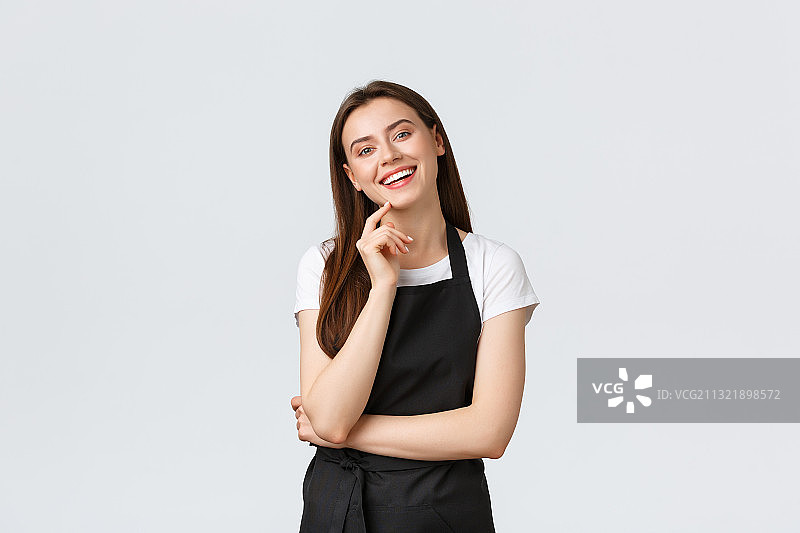 年轻女子站在白色背景前做手势图片素材