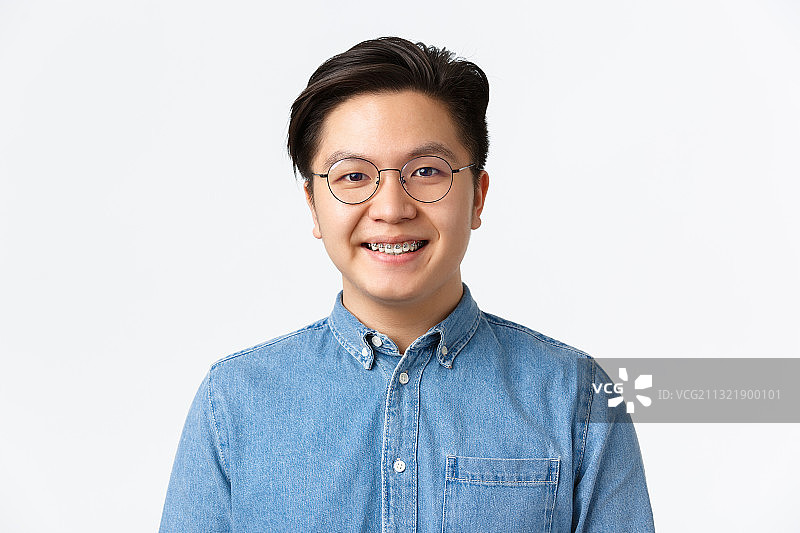 影棚里的亚洲男人肖像图片素材