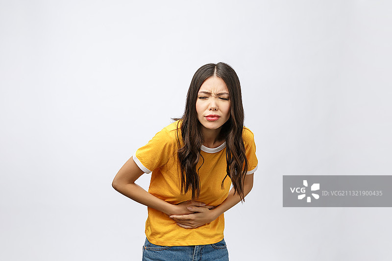 站在白色背景前的年轻女人图片素材