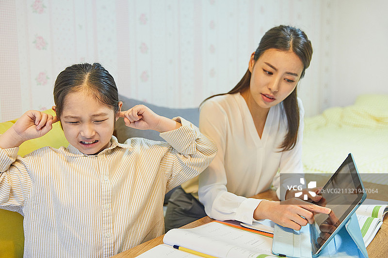 在家自学的小学生，在家学习，用手指捂住耳朵图片素材