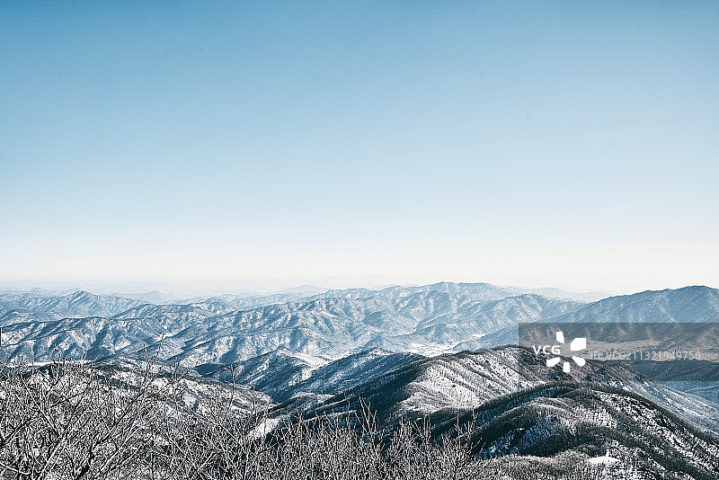 天气：冬季森林山脉自然风光太白山脉徒步登山图片素材