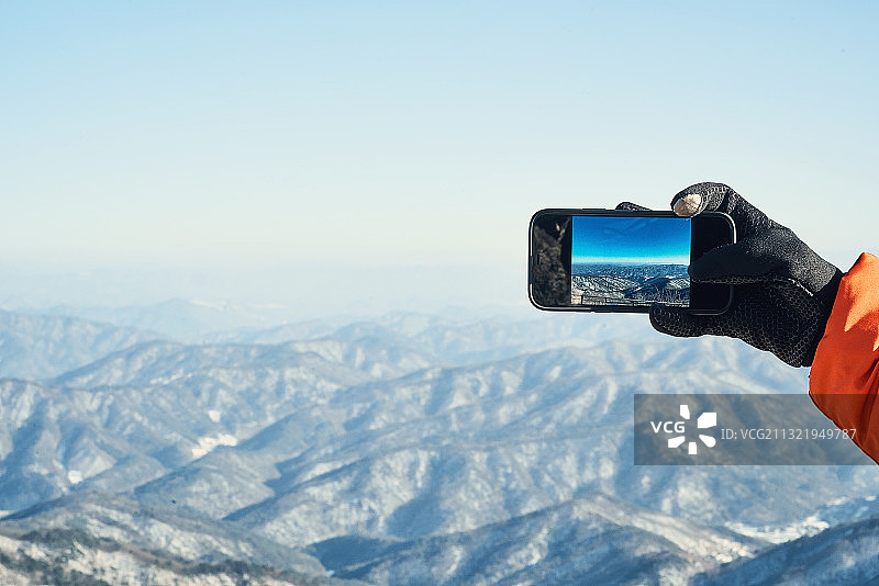 国内旅行、冬季登山、山峰成就，使用智能手机图片素材