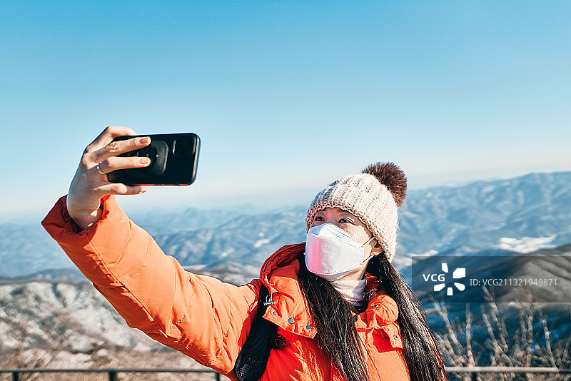 国内旅行，冬季登山，山峰自拍图片素材