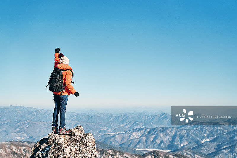 冬季登山：挑战、力量与成就图片素材