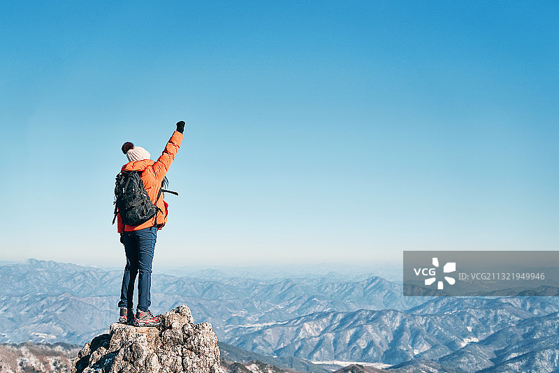 冬季登山：挑战、力量与成就图片素材