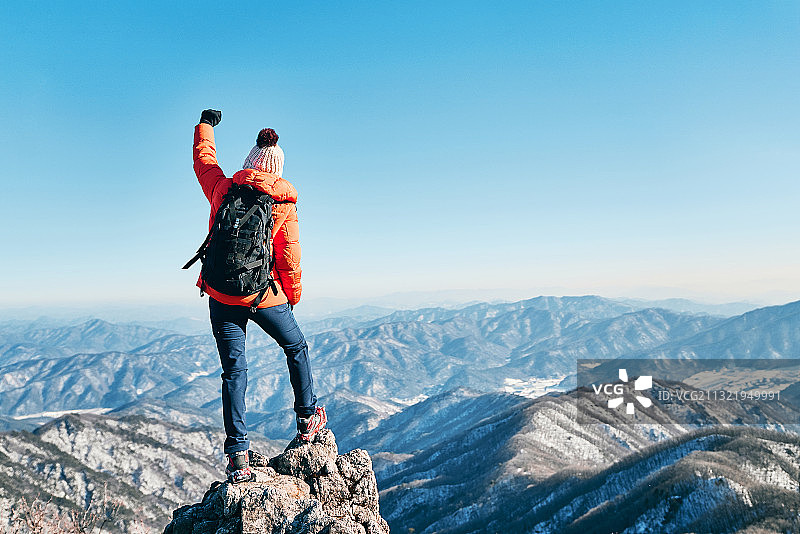 冬季登山：挑战、力量与成就图片素材