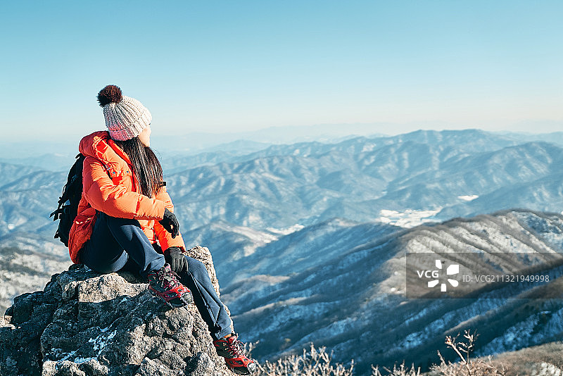 冬季登山：挑战自我，登顶雪山图片素材
