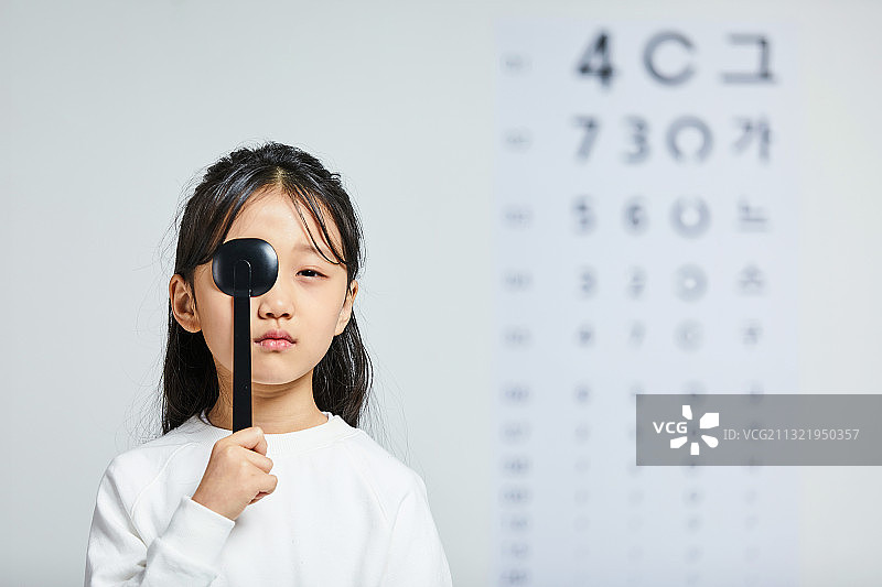 儿童的眼睛视力眼科近视眼科检查图片素材