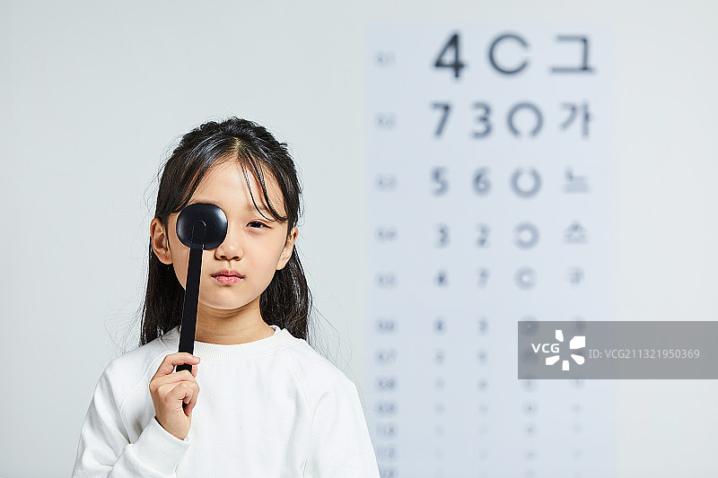 儿童的眼睛视力眼科近视眼科检查图片素材