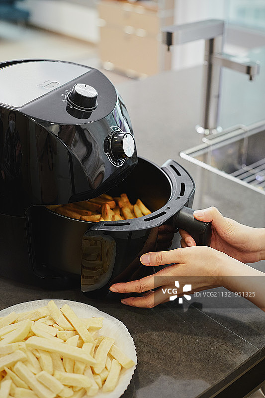 家用电器、空气炸锅、女人、炸薯条图片素材
