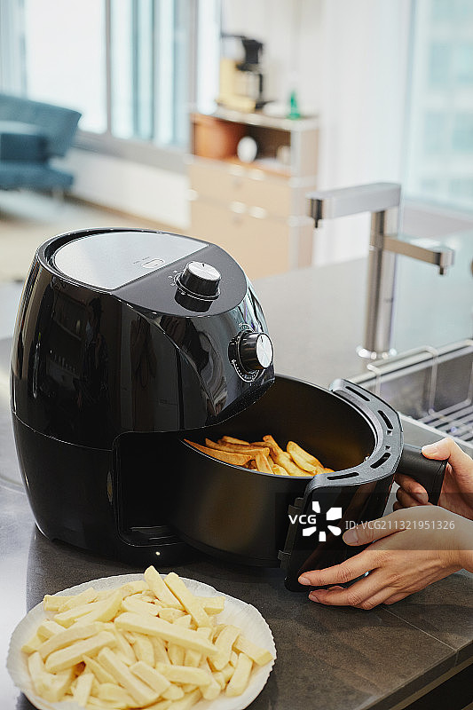 家用电器、空气炸锅、女人、炸薯条图片素材