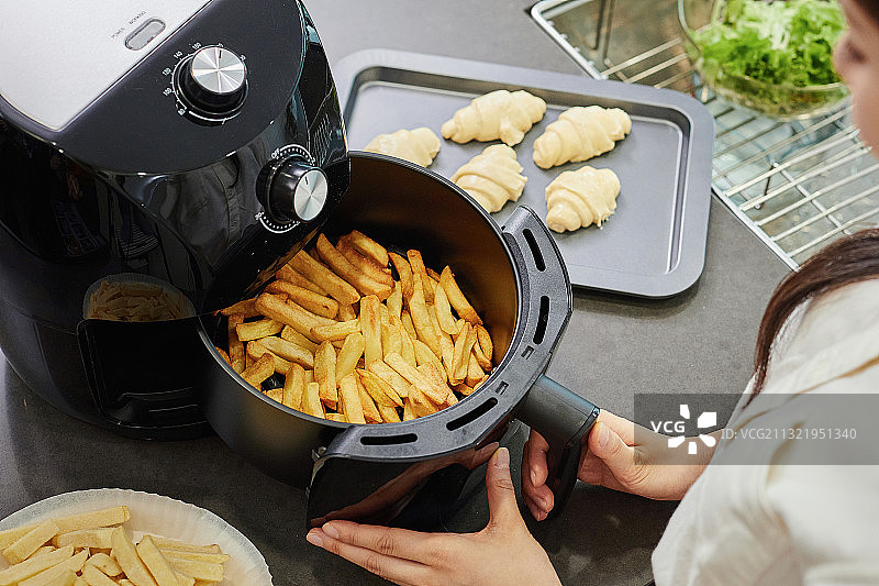 家用电器空气炸锅女性图片素材
