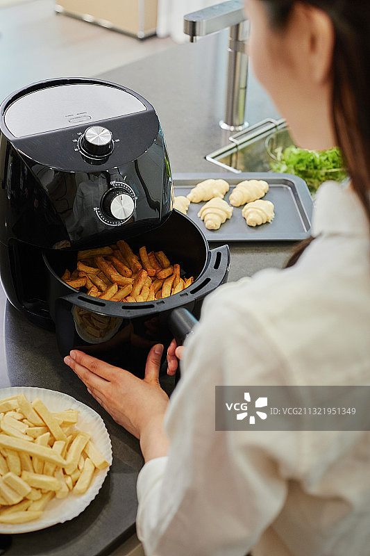 家用电器空气炸锅女性图片素材