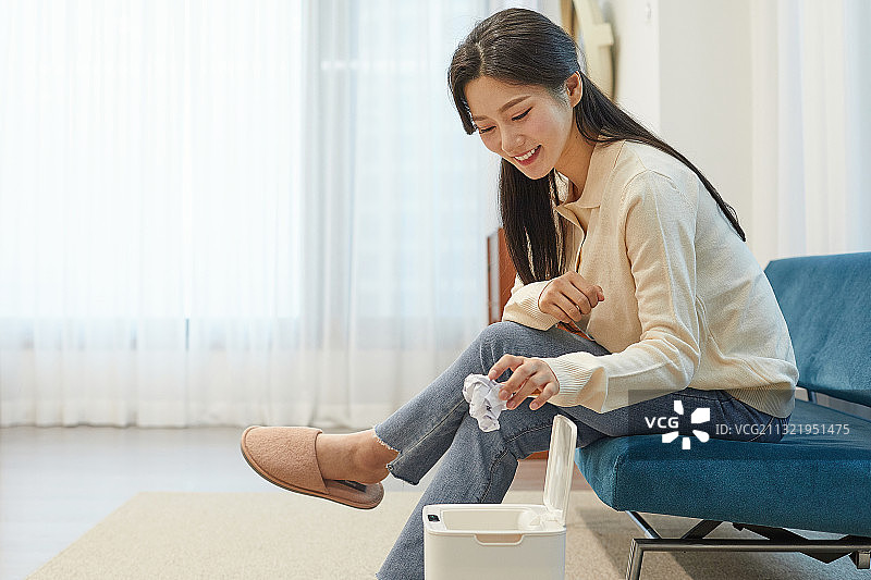 自动化，传感器，垃圾桶，客厅，女性，微笑图片素材