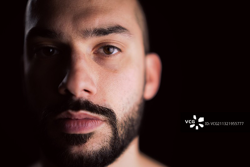 黑背景男人特写图片素材